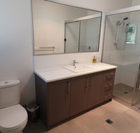 26 Satinwood Drive- Low set modern sleeps 8 - Accommodation Australia