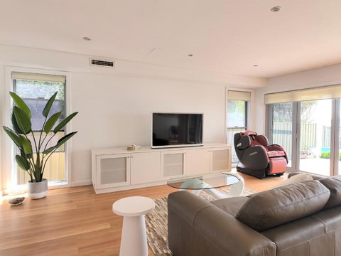 Beachfront Bliss 4BR Villa Direct Beach Access - Local Tourism 0