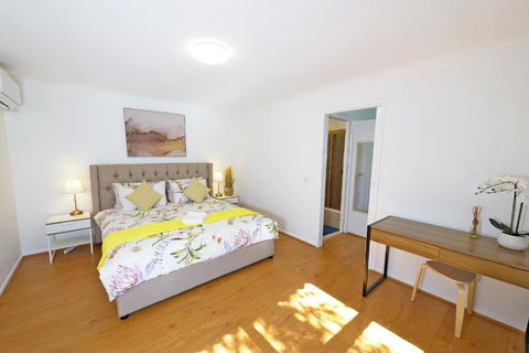 Best Location Entire House Staycation Parkland Surrounding - Accommodation Australia 1