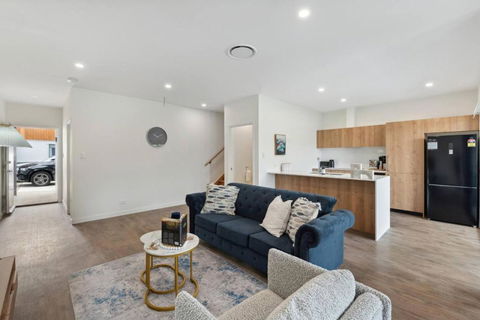 Brand New Modern 4BR House With Parking Yard Mall And Park - Local Tourism 1