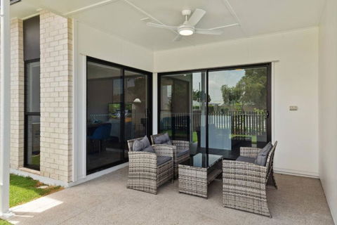 Brand New Modern 4BR House With Parking Yard Mall And Park - Local Tourism 2