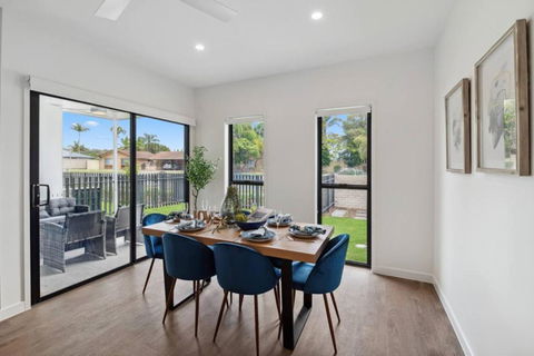 Brand New Modern 4BR House With Parking Yard Mall And Park - Local Tourism 3