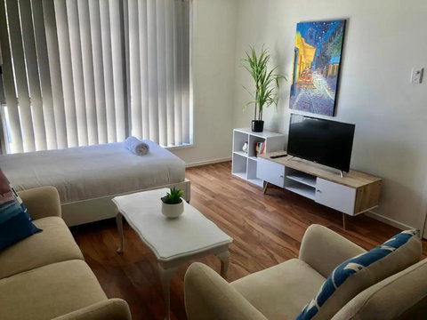 Bright 1 Bedroom Apartment 5km To Surfers Paradise - Accommodation Australia 0