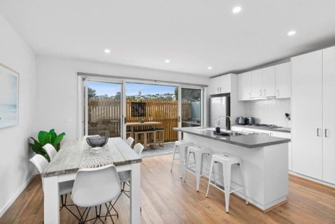 CASA EMEC- PETS WELCOME Luxury, Aircon, Walk To The Shops And Beach! Outdoor Shower And Garage Parking - Local Tourism 0