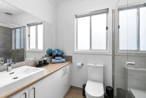 CASA EMEC- PETS WELCOME Luxury, Aircon, Walk To The Shops And Beach! Outdoor Shower And Garage Parking - Local Tourism 2