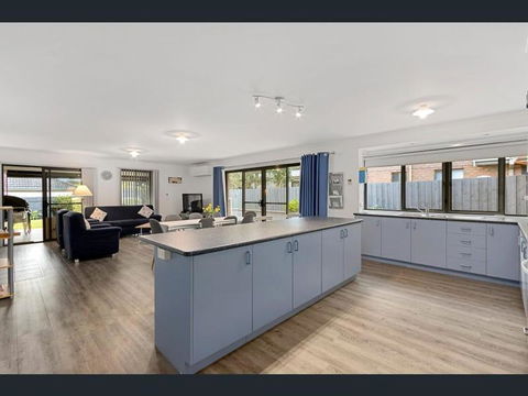 Cheerful 3 Bedroom House With Cozy Wood Fire. - Accommodation Australia 0