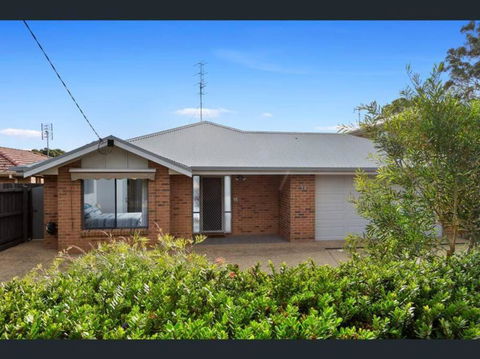 Cheerful 3 Bedroom House With Cozy Wood Fire. - Accommodation Australia 3
