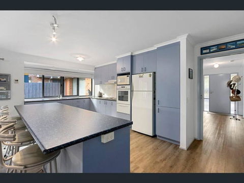 Cheerful 3 Bedroom House With Cozy Wood Fire. - Accommodation Australia 2