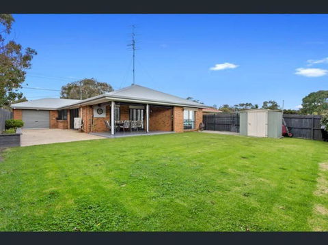 Cheerful 3 Bedroom House With Cozy Wood Fire. - Accommodation Australia 4