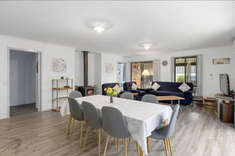 Cheerful 3 Bedroom House With Cozy Wood Fire. - Accommodation Australia 1