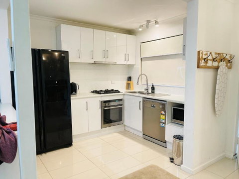 D101 Charming Apartment- Free Parking - Accommodation Australia 1