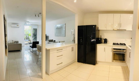 D101 Charming Apartment- Free Parking - Accommodation Australia 4