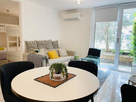 D101 Charming Apartment- Free Parking - Accommodation Australia 0
