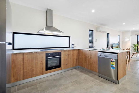 DAYDREAMING Airlie Beach, Water Views & Only 200m To Boardwalk. - Accommodation Australia 4