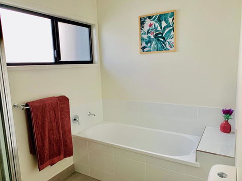 DAYDREAMING Airlie Beach, Water Views & Only 200m To Boardwalk. - Accommodation Australia 3