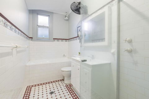 Detached Double Room - Seconds To Transport - Close To China Town - Shared Bathroom - Australia Shopping 3