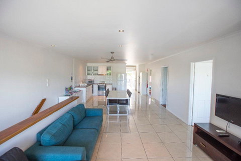 3 Bedroom Apartment // Spence St - Accommodation Australia 0