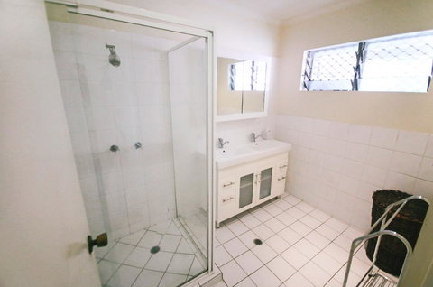 3 Bedroom Apartment // Spence St - Accommodation Australia 2