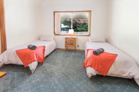 32 Zachary Drive Farm Stay Iconic Water Views - Accommodation Australia 3
