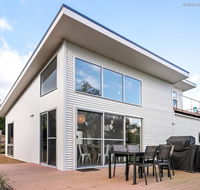 4 king or 8 single beds WiFi Netflix pet friendly - Accommodation Australia