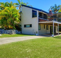 40 Rumbalara Avenue - Rainbow Beach Entertain on the spacious verandah overlooking beautiful Rainbow Beach - Accommodation Australia