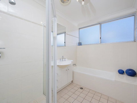 5 'Casuarina's ' 33 Soldiers Point Road - Superb Waterfront Unit - Local Tourism 2