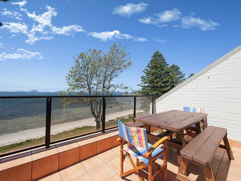 5 'Casuarina's ' 33 Soldiers Point Road - Superb Waterfront Unit - Local Tourism 0