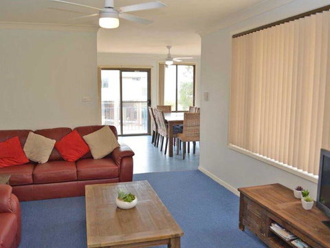 5 'Ocean Breeze' Shoal Bay Avenue - Fabulous Location Opposite Shoal Bay Beach! - Local Tourism 3
