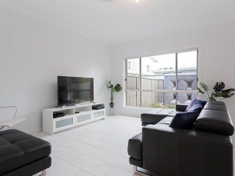 5B BENT STREET - LARGE HOUSE WITH DUCTED AIR CON, WIFI & FOXTEL - Local Tourism 1