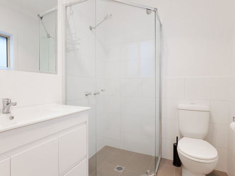 5B BENT STREET - LARGE HOUSE WITH DUCTED AIR CON, WIFI & FOXTEL - Local Tourism 3