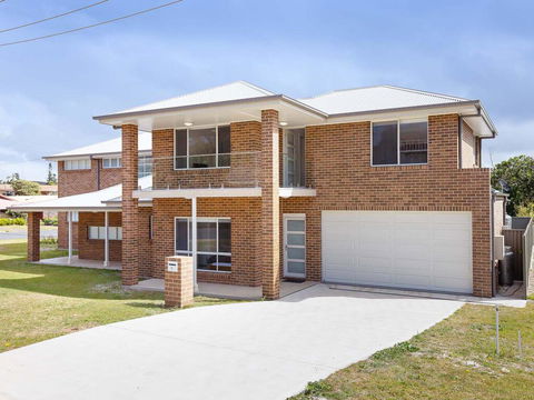 5B BENT STREET - LARGE HOUSE WITH DUCTED AIR CON, WIFI & FOXTEL - Local Tourism 0