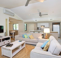 6 Orania Court - Rainbow Shores Absolutely gorgeous beach side property within 200 metres walk to the beach - Accommodation Australia