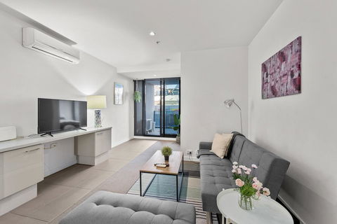 A Bright & Airy CBD Apt Next To Southern Cross - Local Tourism 0