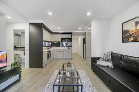 A Modern 2BR Apt, 5-min Walk To Melbourne Central - Accommodation Australia 0
