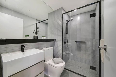 A Modern 2BR Apt, 5-min Walk To Melbourne Central - Accommodation Australia 3