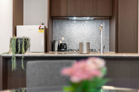 A Modern Apt, 5-min Walk To Queen Victoria Market - Accommodation Australia 3