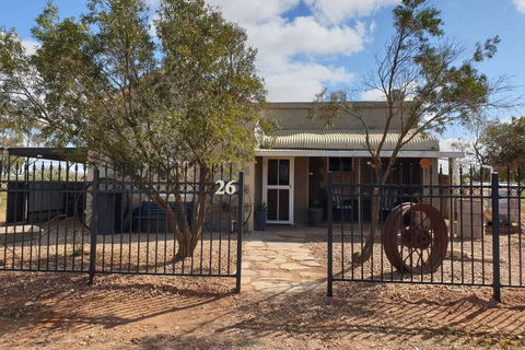 A Real Bush Retreat. Kangas, Emus & Starry Skies. - Accommodation Australia 0