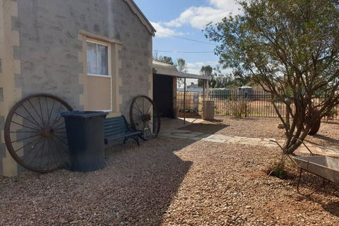 A Real Bush Retreat. Kangas, Emus & Starry Skies. - Accommodation Australia 3
