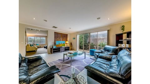 A TOUCH OF CLASS - PET FRIENDLY (OUTSIDE ONLY) - Accommodation Australia 1