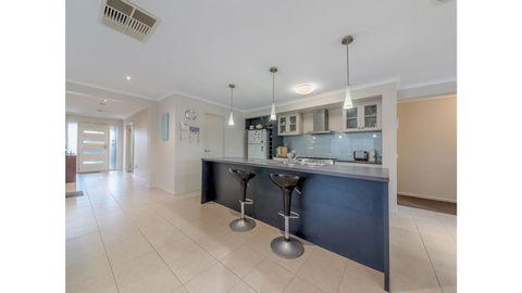 A TOUCH OF CLASS - PET FRIENDLY (OUTSIDE ONLY) - Accommodation Australia 3