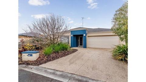 A TOUCH OF CLASS - PET FRIENDLY (OUTSIDE ONLY) - Accommodation Australia 0