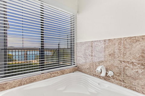 Above And Beyond - Beautiful Home With Pool - Accommodation Australia 2