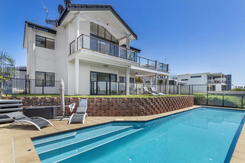 Above And Beyond - Beautiful Home With Pool - Accommodation Australia 0