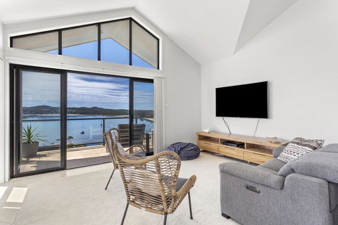 Above And Beyond - Beautiful Home With Pool - Accommodation Australia 1