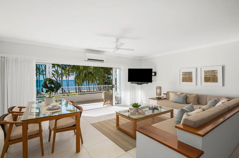 Absolute Beachfront Apt. In Alamanda Beachfront Resort (14) - Accommodation Australia 0
