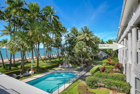 Absolute Beachfront Apt. In Alamanda Beachfront Resort (14) - Accommodation Australia 3