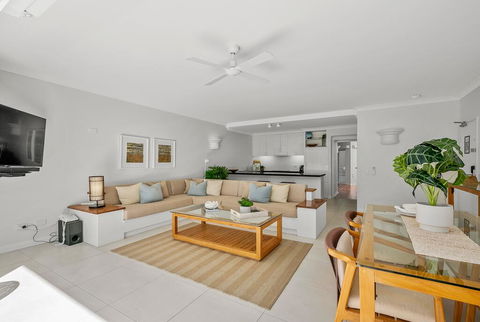 Absolute Beachfront Apt. In Alamanda Beachfront Resort (14) - Accommodation Australia 1