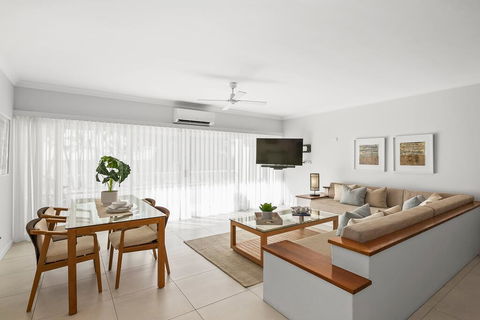 Absolute Beachfront Apt. In Alamanda Beachfront Resort (14) - Accommodation Australia 2