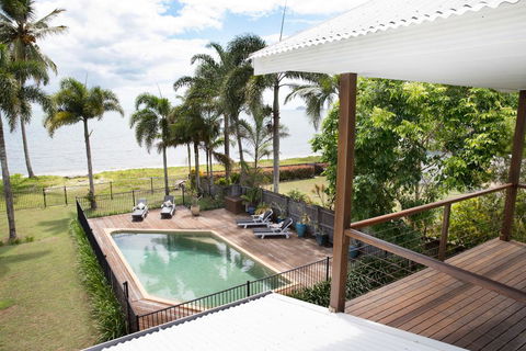 ABSOLUTE BEACHFRONT BLISS @ NEWELL BEACH - Australia Shopping 0