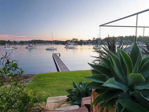 Absolute Waterfront Lakehouse Fishing Point Waterfront Pool Jetty - Accommodation Australia 2